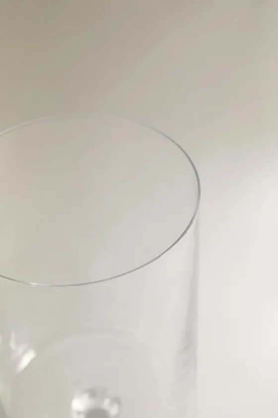 Прозрачный кристаллический бокал прямой формы