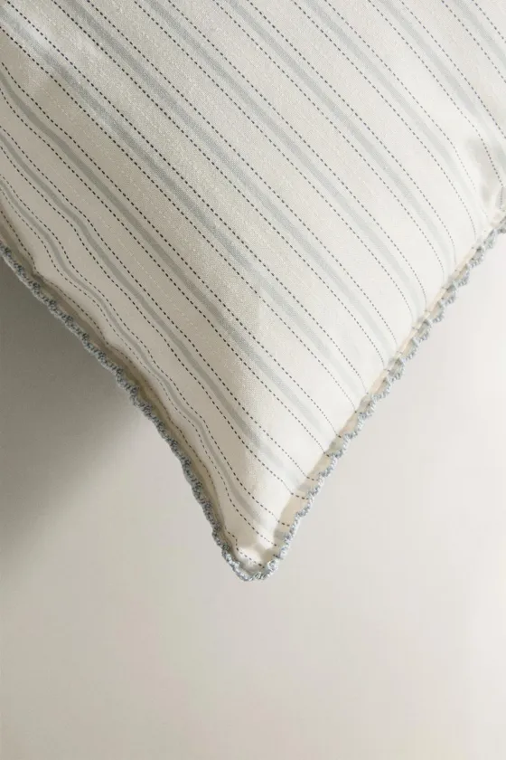 Детская полосатая подушка рожденный в 2025