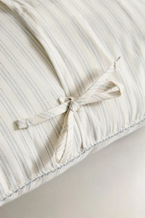 Детская полосатая подушка рожденный в 2025