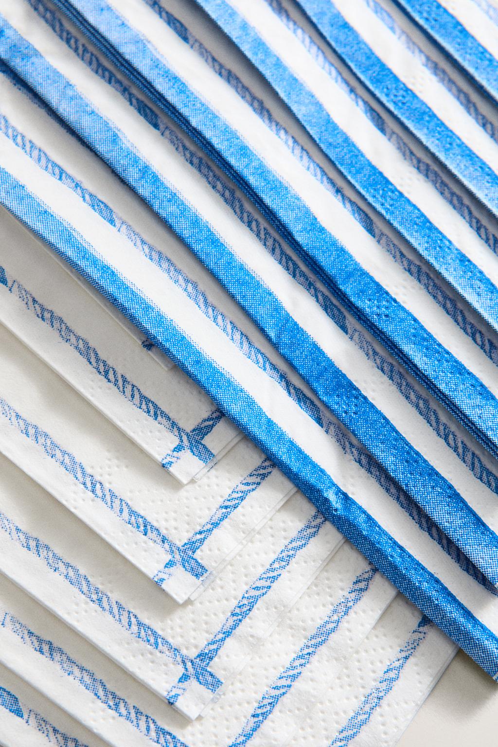 Набор бумажных салфеток с изображением бумажного кораблика (30 штук)