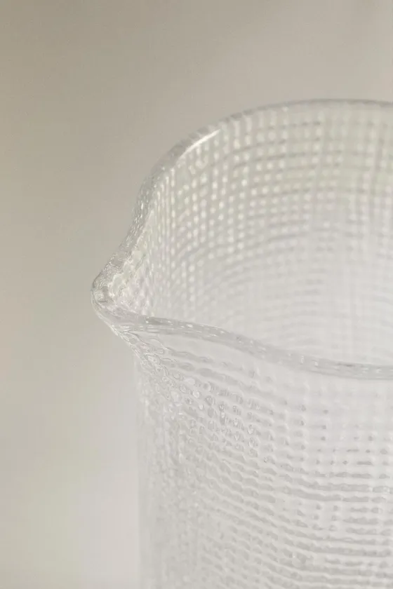 Стеклянный кувшин с рельефным узором
