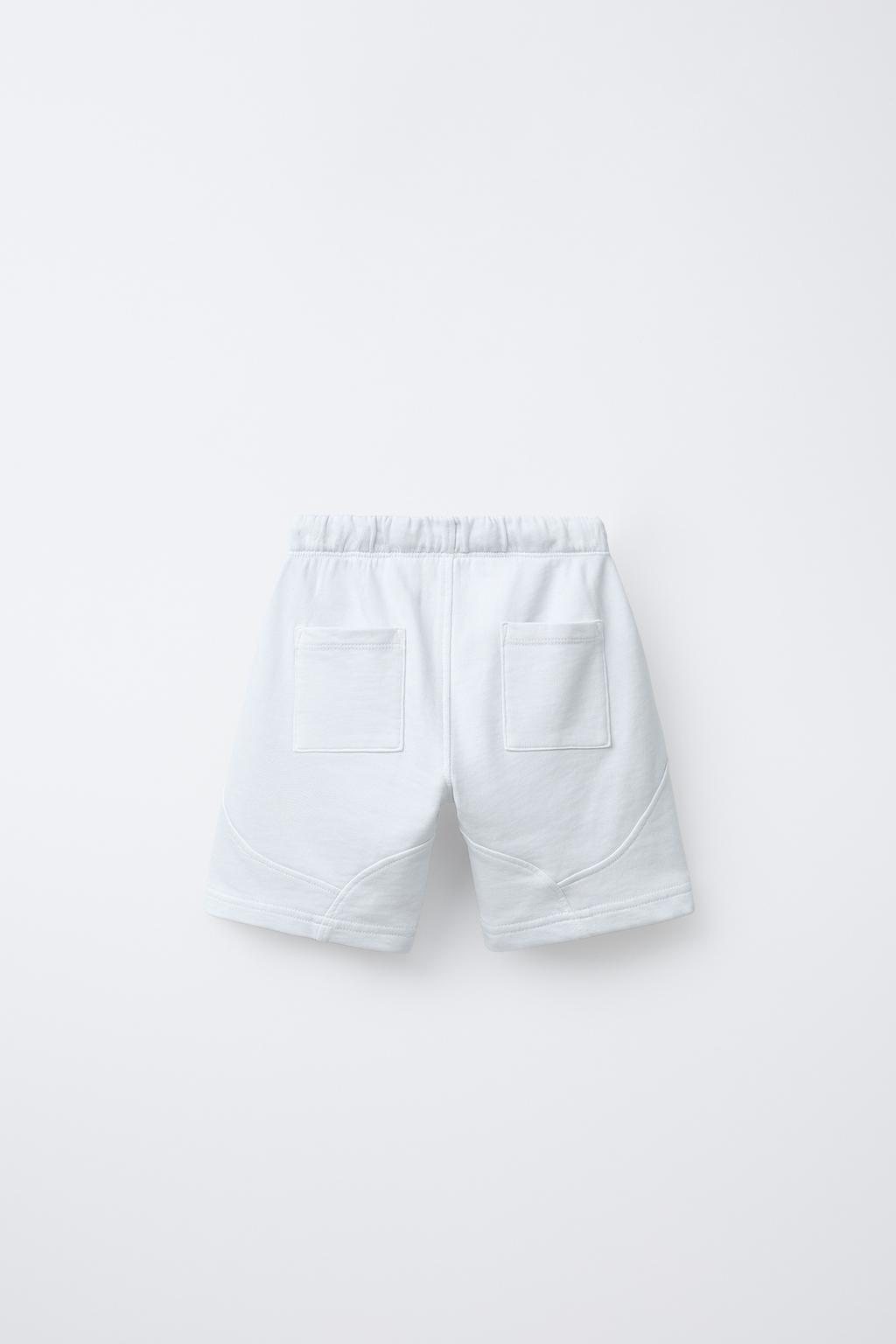 ШОРТЫ-БЕРМУДЫ ИЗ МЯГКОЙ ТКАНИ С ЛОГОТИПОМ И ДЕКОРАТИВНЫМИ ВСТАВКАМИ