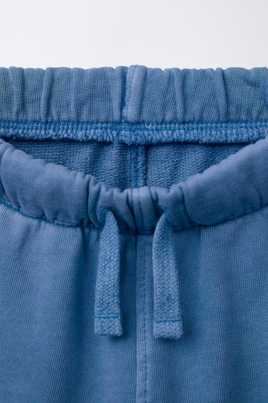 ШОРТЫ-БЕРМУДЫ ИЗ МЯГКОЙ ТКАНИ С ЛОГОТИПОМ И ДЕКОРАТИВНЫМИ ВСТАВКАМИ