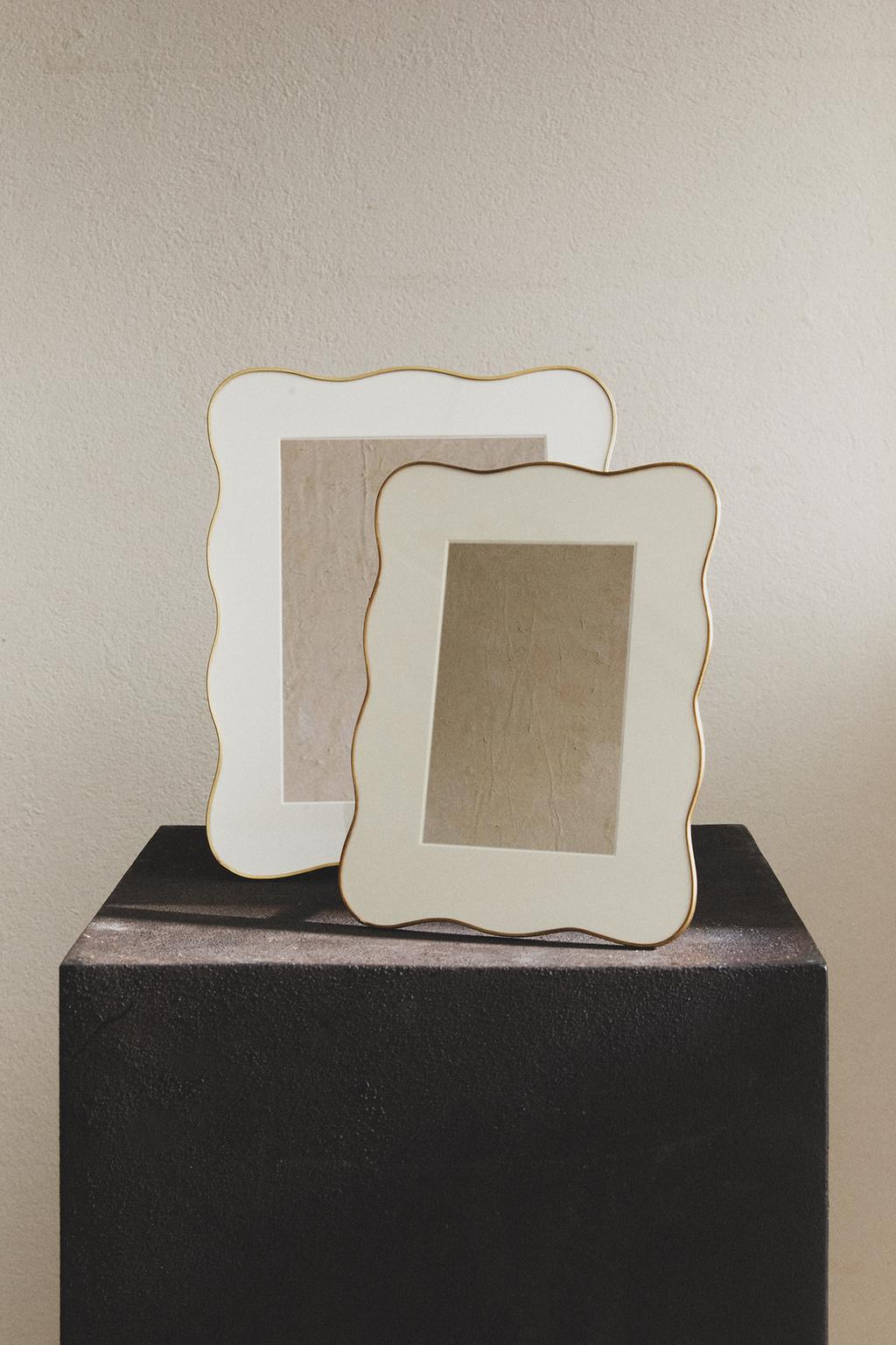 Фоторамка из металла с волнообразным контуром