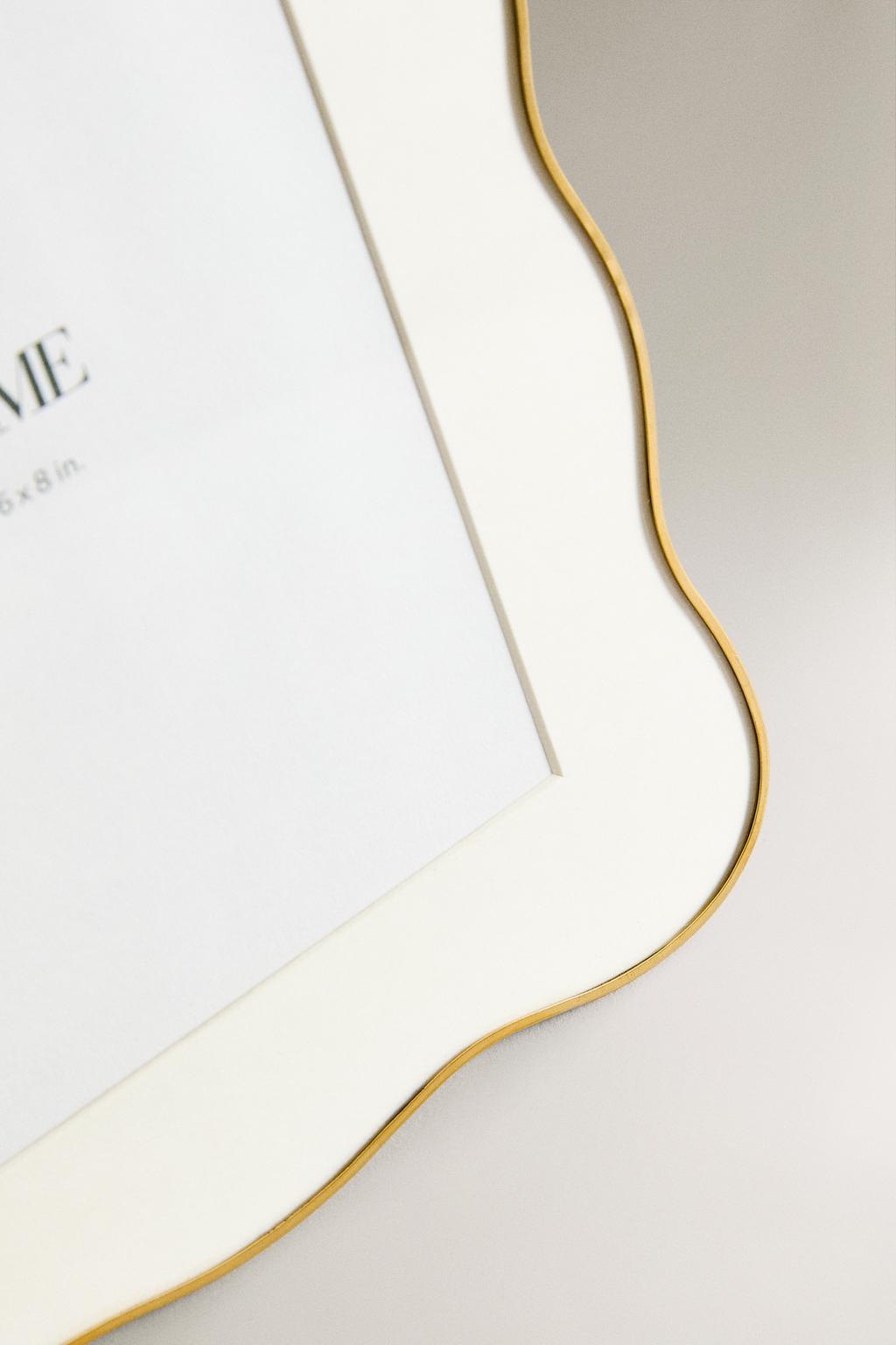 Фоторамка из металла с волнообразным контуром