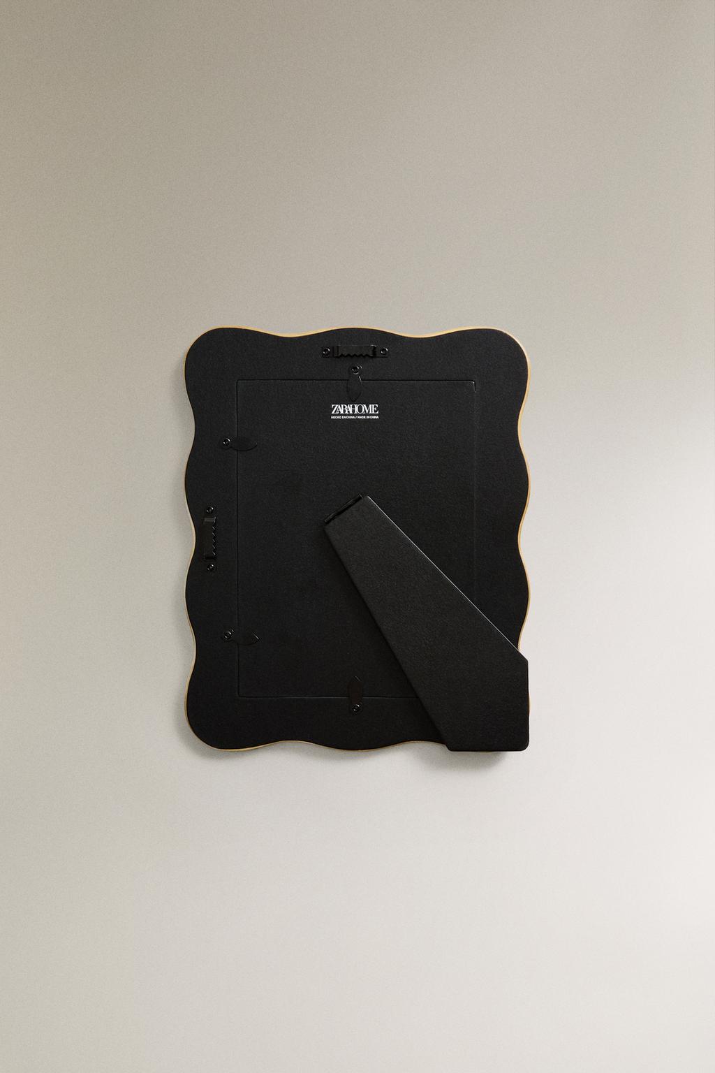 Фоторамка из металла с волнообразным контуром