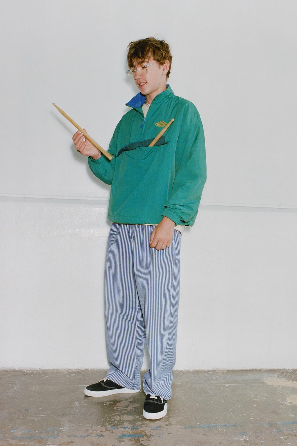 ДЖИНСОВЫЕ БРЮКИ-БАНАНЫ В ПОЛОСКУ