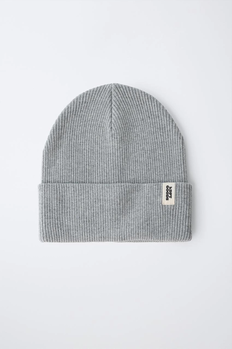 ТРИКОТАЖНАЯ ШАПКА В РУБЧИК С ЭТИКЕТКОЙ