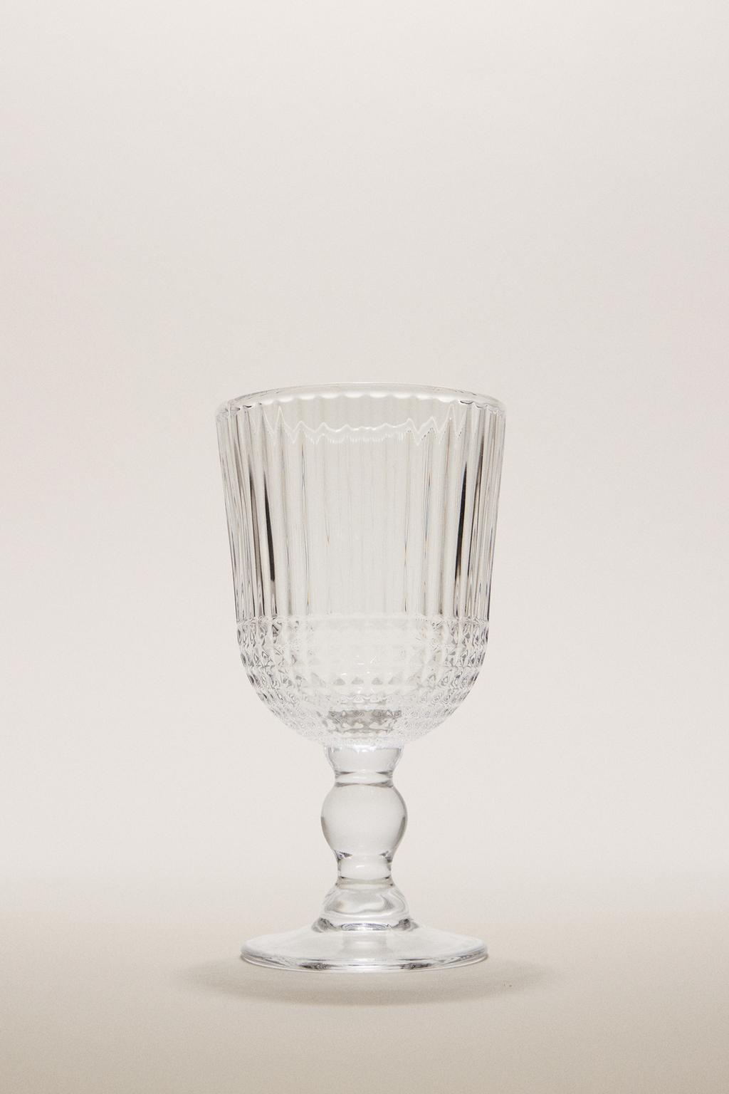 Бокал с вертикальным рельефным дизайном