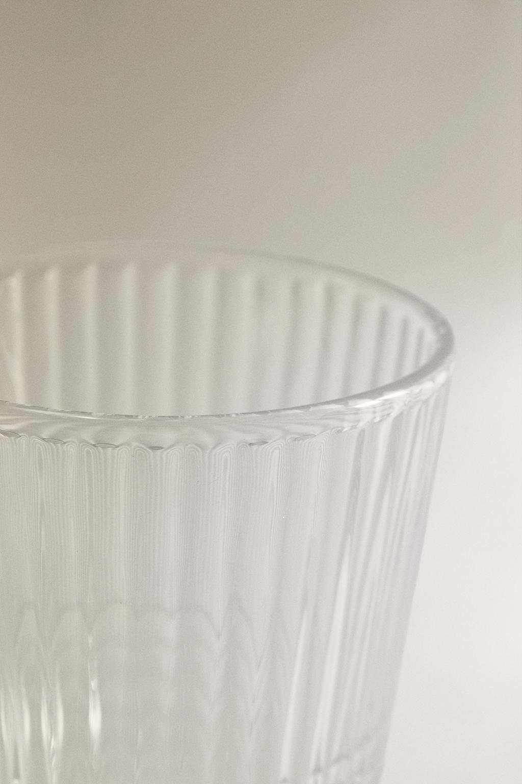 Бокал с вертикальным рельефным дизайном