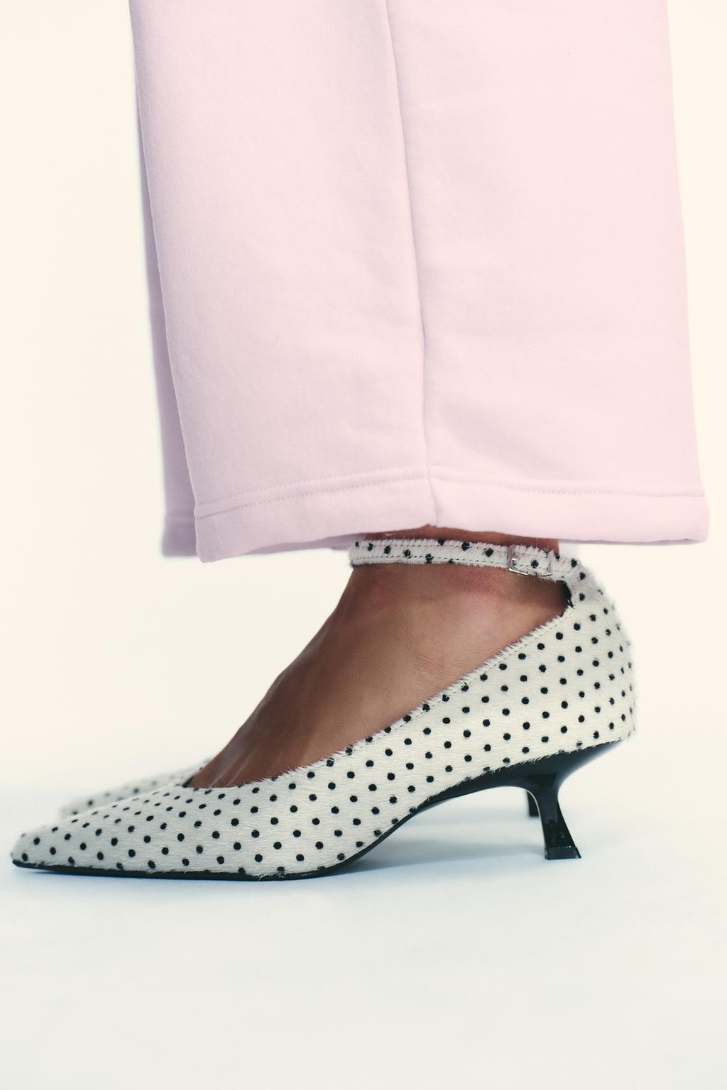 Туфли на каблуке из кожи и овечьей шкуры в горошек