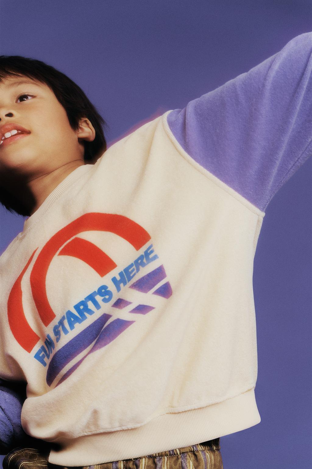 ТОЛСТОВКА С КОНТРАСТНЫМИ РУКАВАМИ И МАХРОВЫМИ ДЕТАЛЯМИ