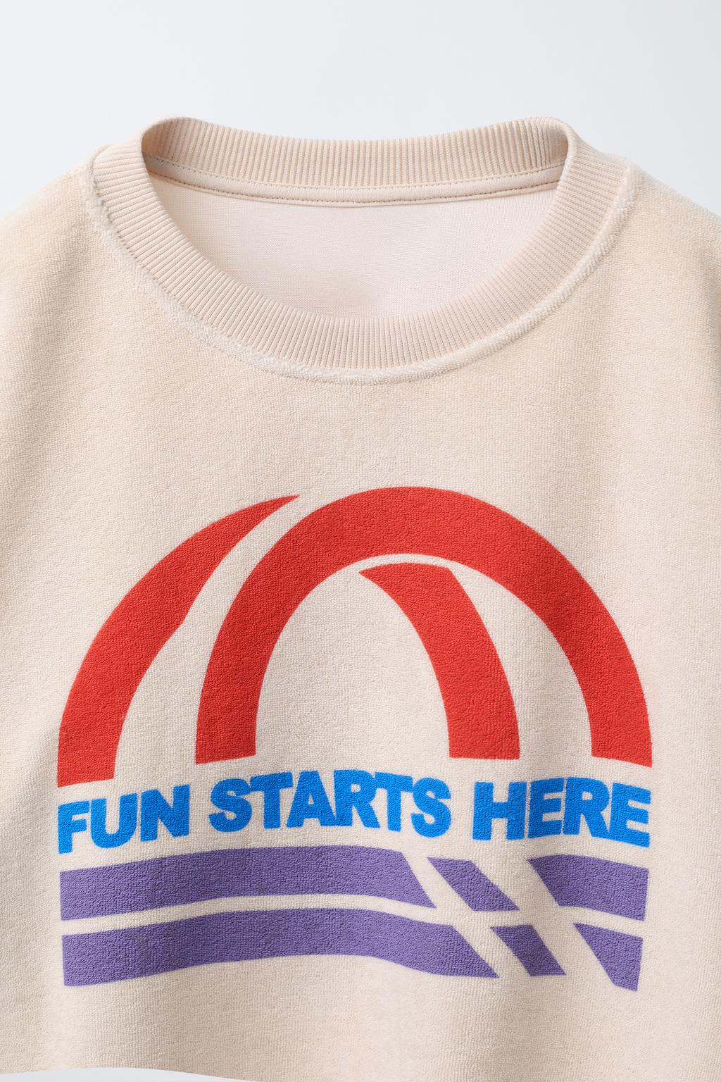 ТОЛСТОВКА С КОНТРАСТНЫМИ РУКАВАМИ И МАХРОВЫМИ ДЕТАЛЯМИ