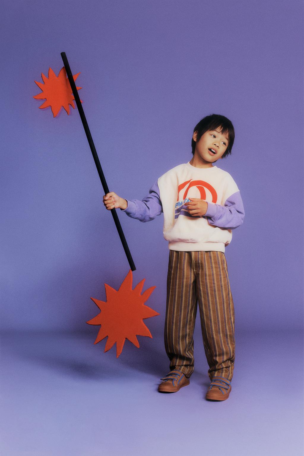 ТОЛСТОВКА С КОНТРАСТНЫМИ РУКАВАМИ И МАХРОВЫМИ ДЕТАЛЯМИ