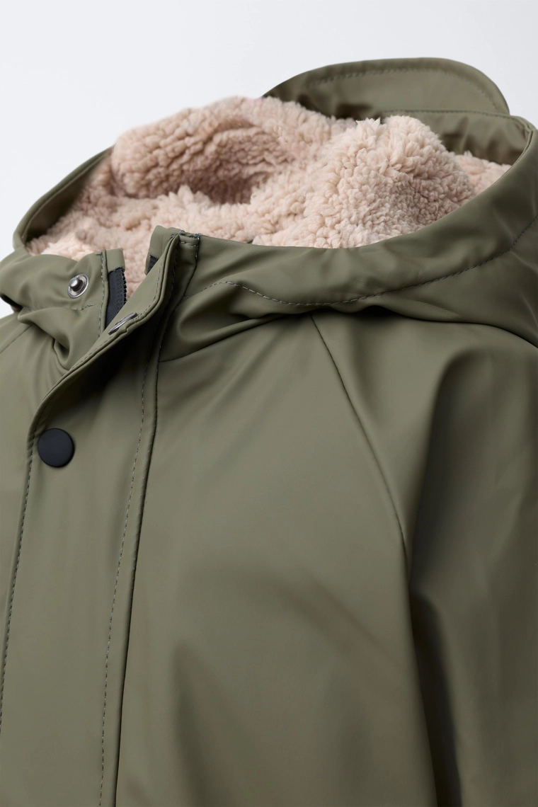 ПРОРЕЗИНЕННАЯ КУРТКА WATER REPELLENT НА ИСКУССТВЕННОЙ ОВЧИНЕ