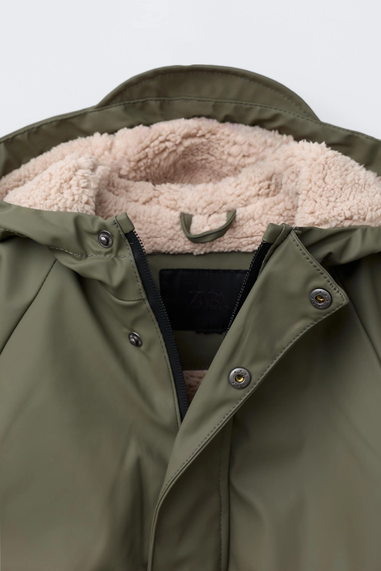 ПРОРЕЗИНЕННАЯ КУРТКА WATER REPELLENT НА ИСКУССТВЕННОЙ ОВЧИНЕ