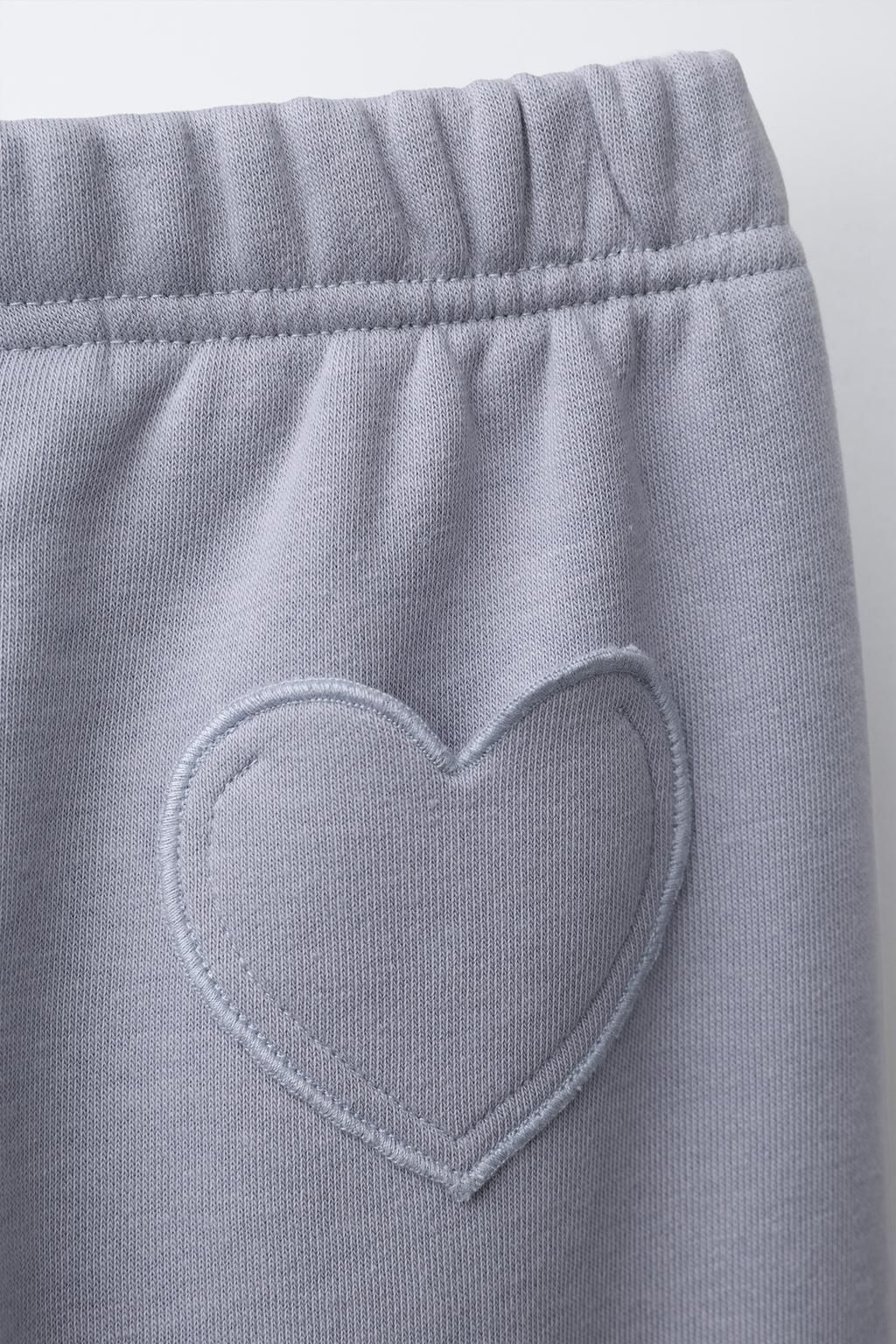 БРЮКИ-ДЖОГГЕРЫ С КАРМАНОМ-СЕРДЦЕМ