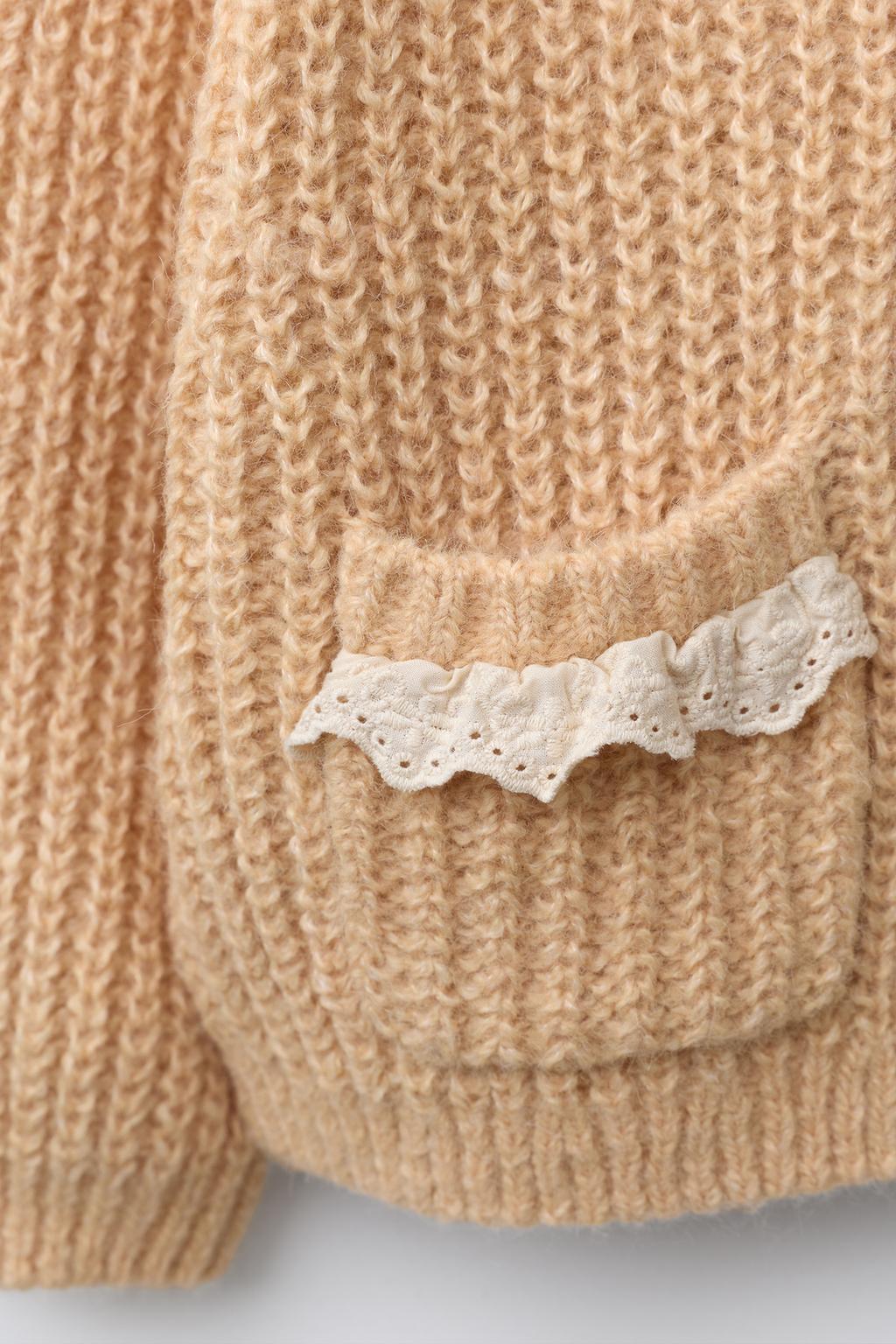 ВЯЗАНЫЙ КАРДИГАН С КРУЖЕВНЫМИ КАРМАНАМИ