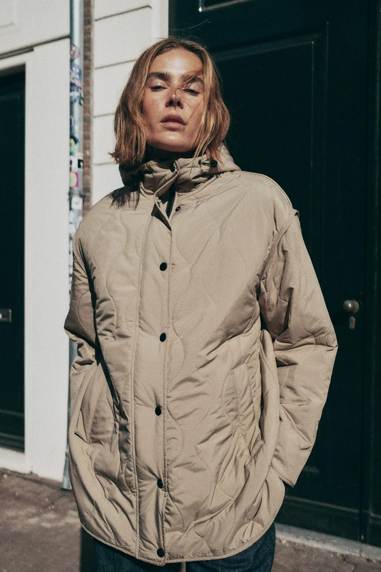 СТЕГАНАЯ КУРТКА С КАПЮШОНОМ WATER REPELLENT