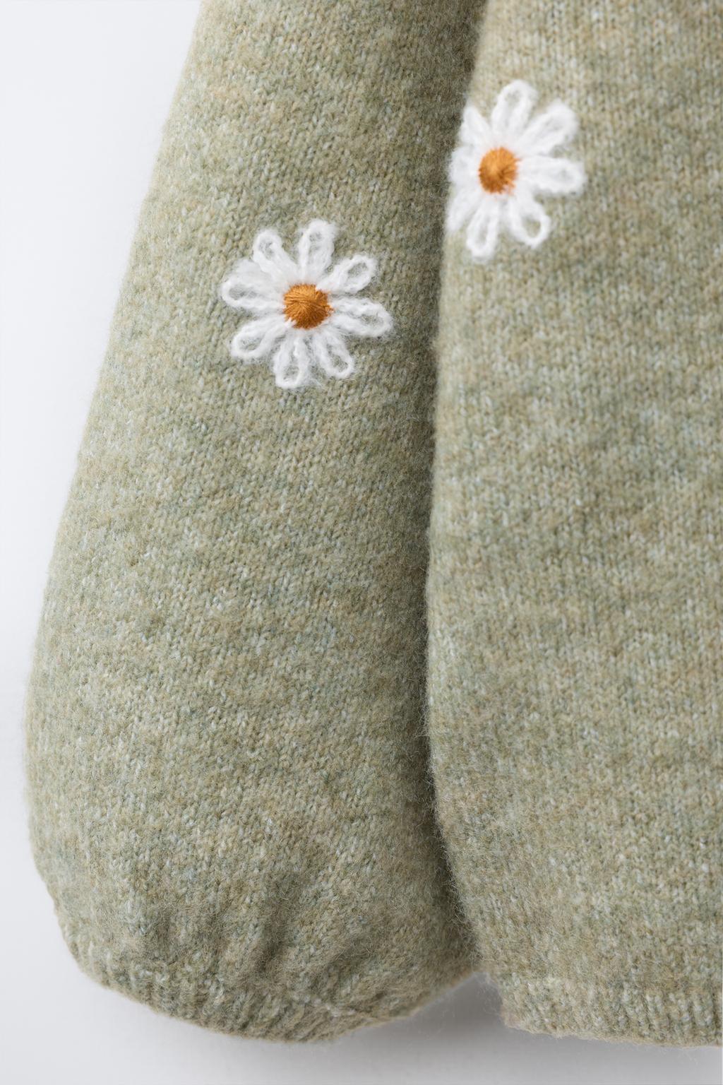 ВЯЗАНАЯ КУРТКА С ВЫШИВКОЙ МАРГАРИТКАМИ