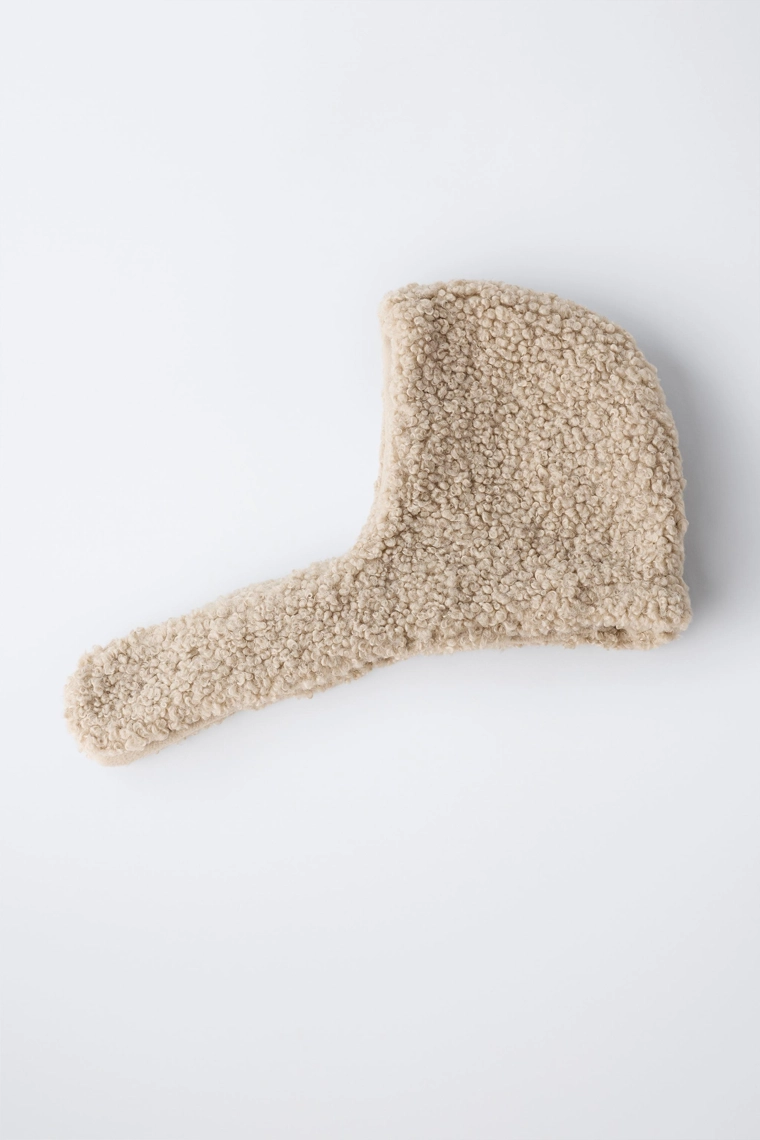 Шапка с отворотом из искусственного меха