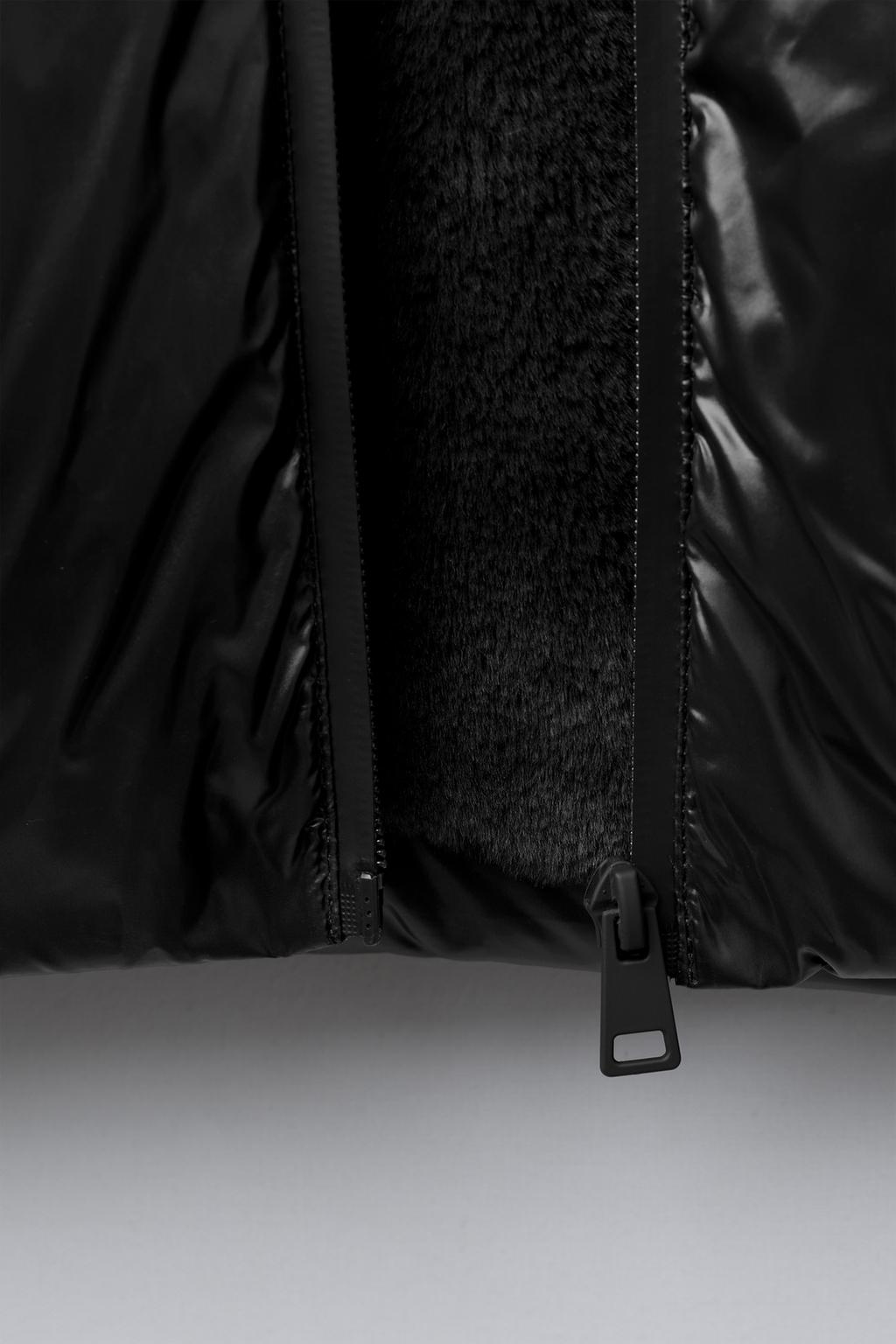 ВОДООТТАЛКИВАЮЩИЙ И ВЕТРОЗАЩИТНЫЙ ПУХОВИК С ПЕРЬЯМИ И ПУХОМ