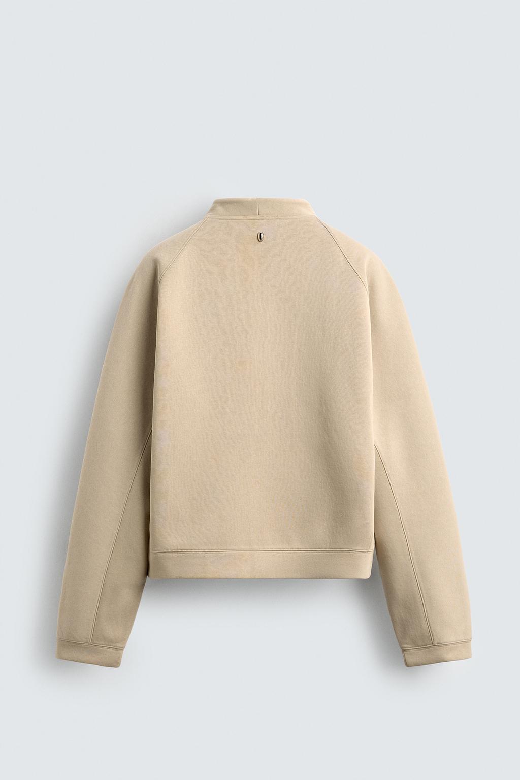 УКОРОЧЕННАЯ ТОЛСТОВКА ИЗ НЕОПРЕНА С ЗАКЛЕПКАМИ