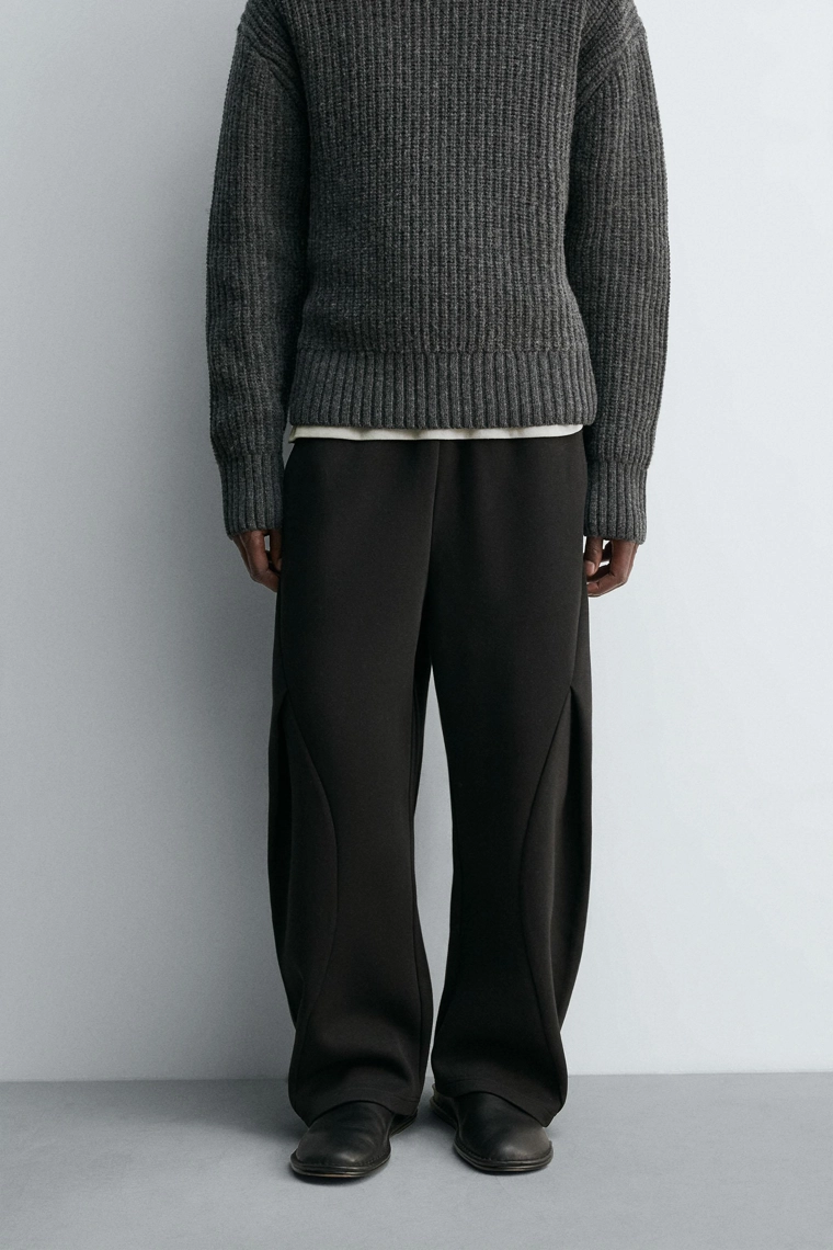 БРЮКИ BALLOON FIT ИЗ НЕОПРЕНОВОЙ ТКАНИ СО СКЛАДКАМИ