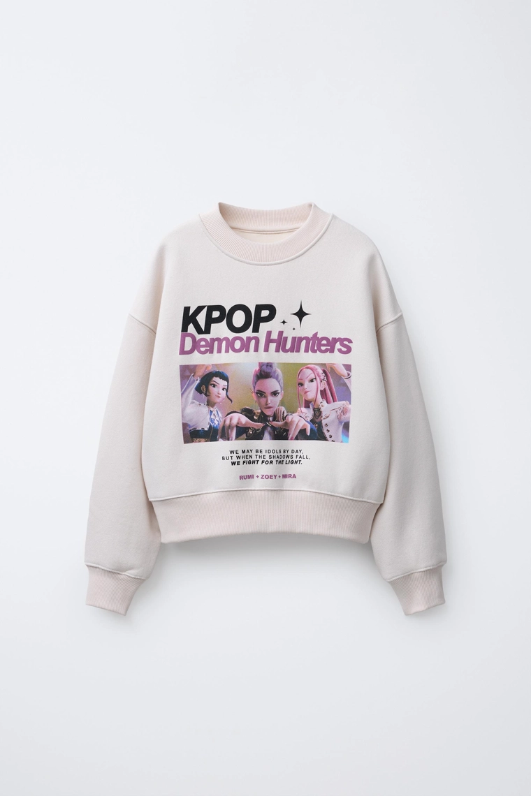 ТОЛСТОВКА С ПРИНТОМ K-POP DEMON HUNTERS™ NETFLIX ©