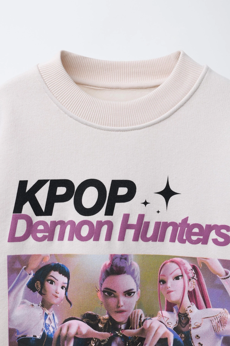 ТОЛСТОВКА С ПРИНТОМ K-POP DEMON HUNTERS™ NETFLIX ©
