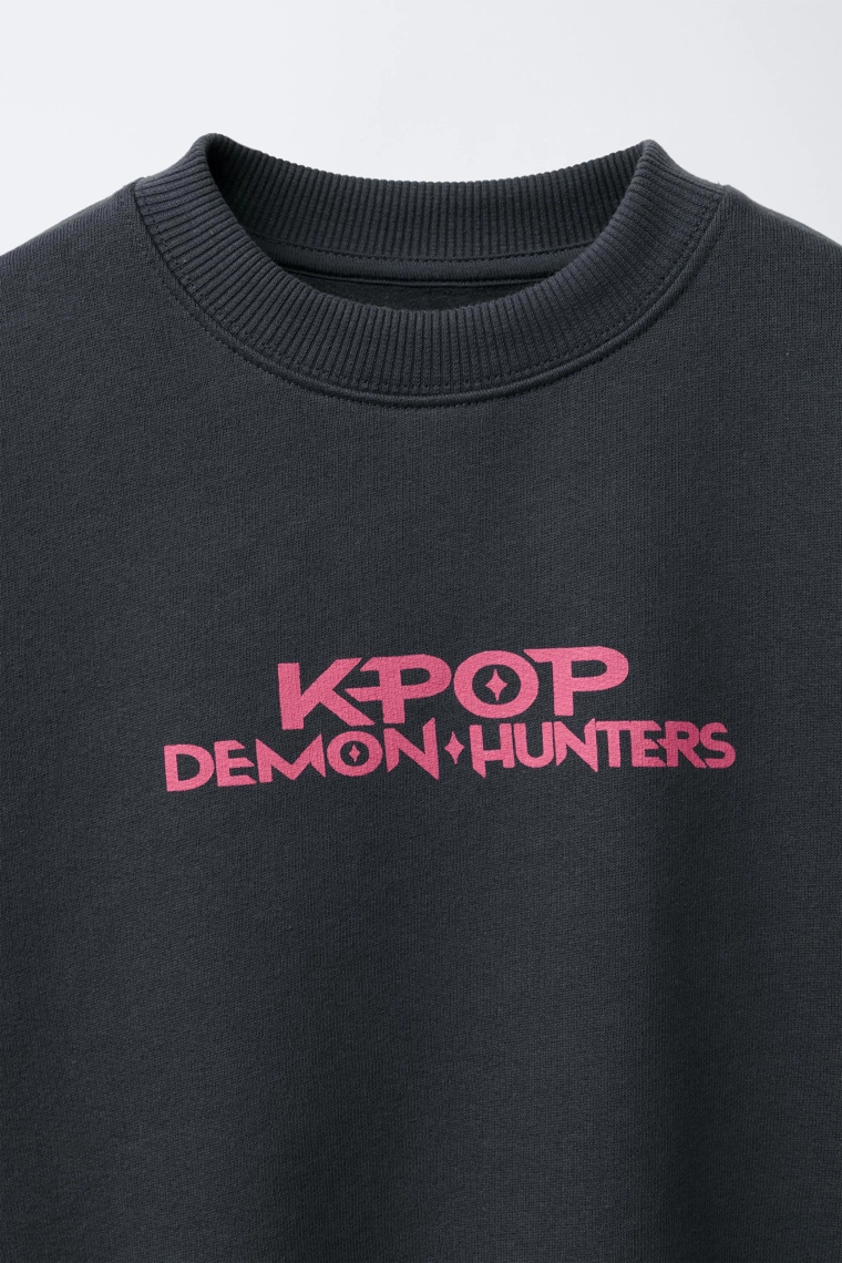 ТОЛСТОВКА С ПРИНТОМ K-POP DEMON HUNTERS™ NETFLIX ©