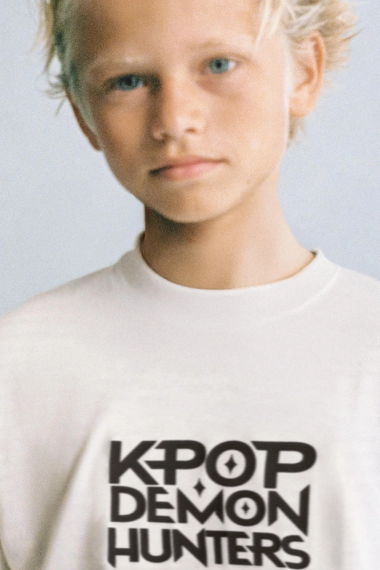 ФУТБОЛКА С ПРИНТОМ K-POP DEMON HUNTERS™ NETFLIX ©