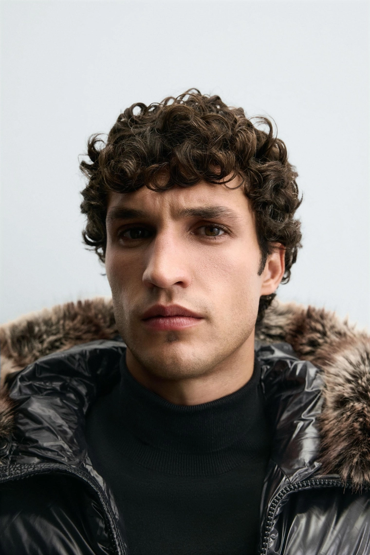 СТЕГАНАЯ КУРТКА ИЗ 100% ПЕРА С КАПЮШОНОМ