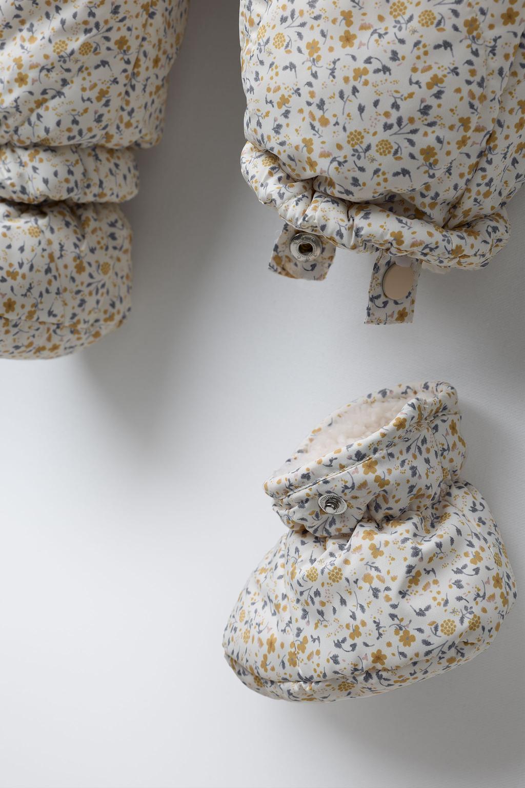 Оденсуит с цветочным узором из нейлона с отстегивающимися рукавицами и ботинками