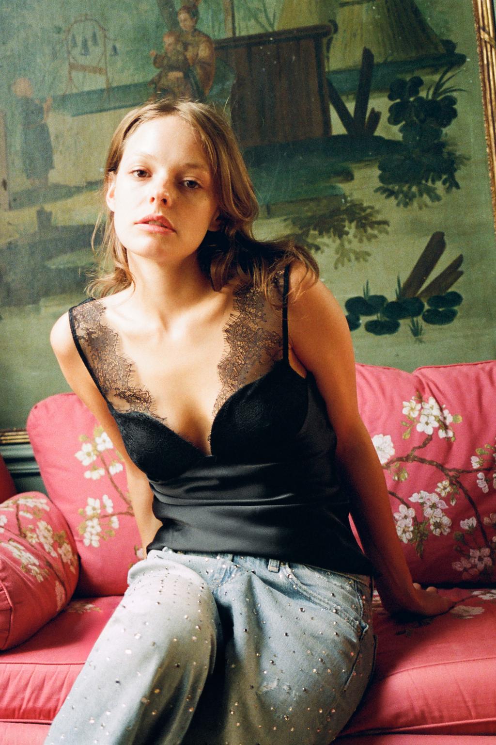 АТЛАСНЫЙ ТОП С КРУЖЕВОМ