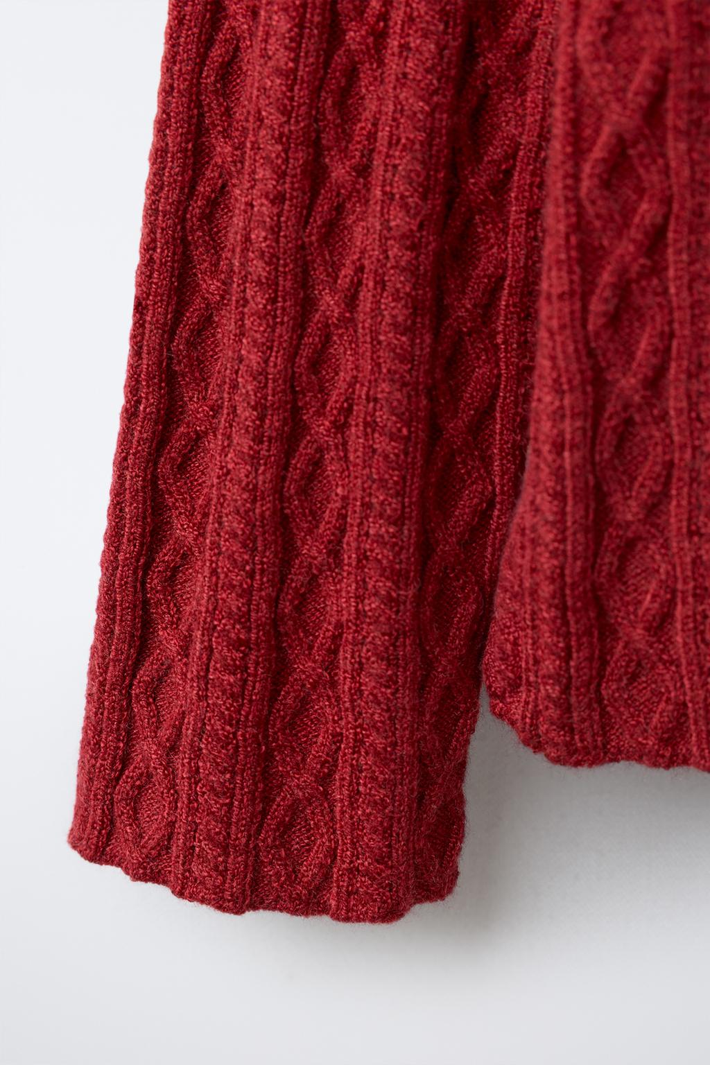 СВИТЕР С УЗОРОМ «КОСЫ»