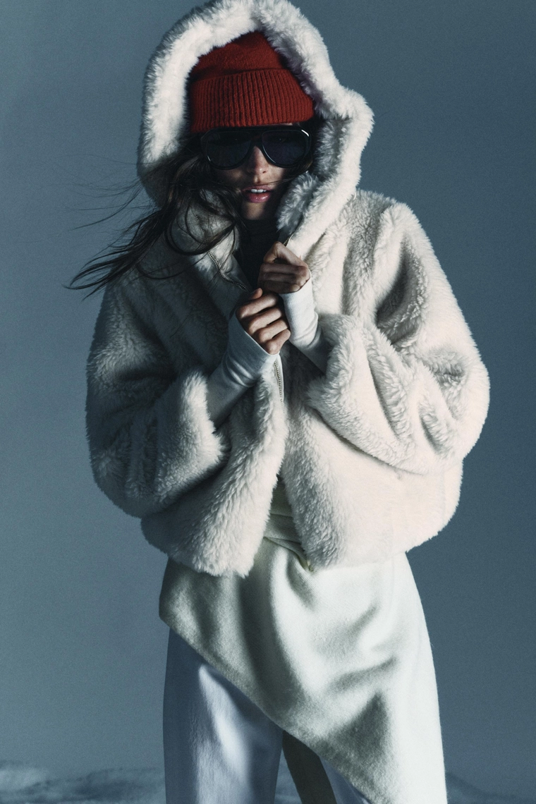 УТЕПЛЕННЫЙ БОМБЕР ИЗ ИСКУССТВЕННОГО МЕХА С КАПЮШОНОМ