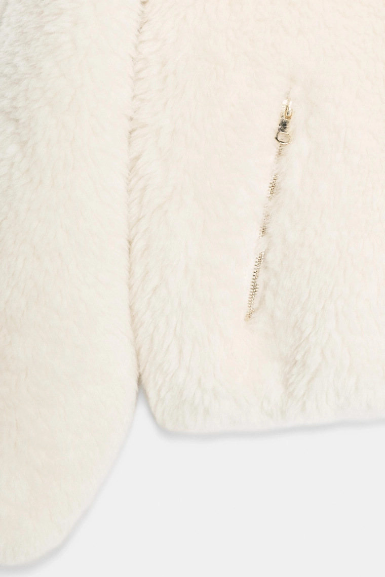 УТЕПЛЕННЫЙ БОМБЕР ИЗ ИСКУССТВЕННОГО МЕХА С КАПЮШОНОМ