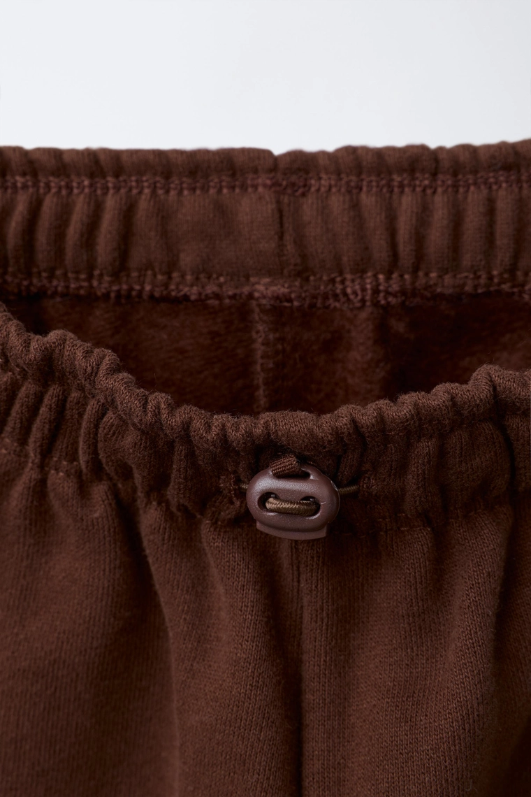 БРЮКИ-ДЖОГГЕРЫ С НАШИВКОЙ