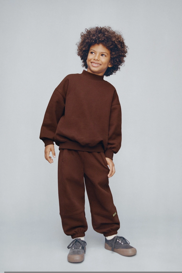 БРЮКИ-ДЖОГГЕРЫ С НАШИВКОЙ