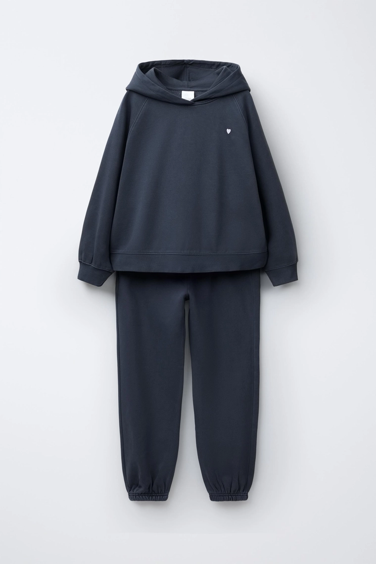 КОМПЛЕКТ ИЗ ХУДИ И БРЮК-ДЖОГГЕРОВ С СЕРДЕЧКОМ