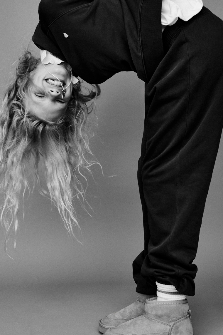 КОМПЛЕКТ ИЗ ХУДИ И БРЮК-ДЖОГГЕРОВ С СЕРДЕЧКОМ