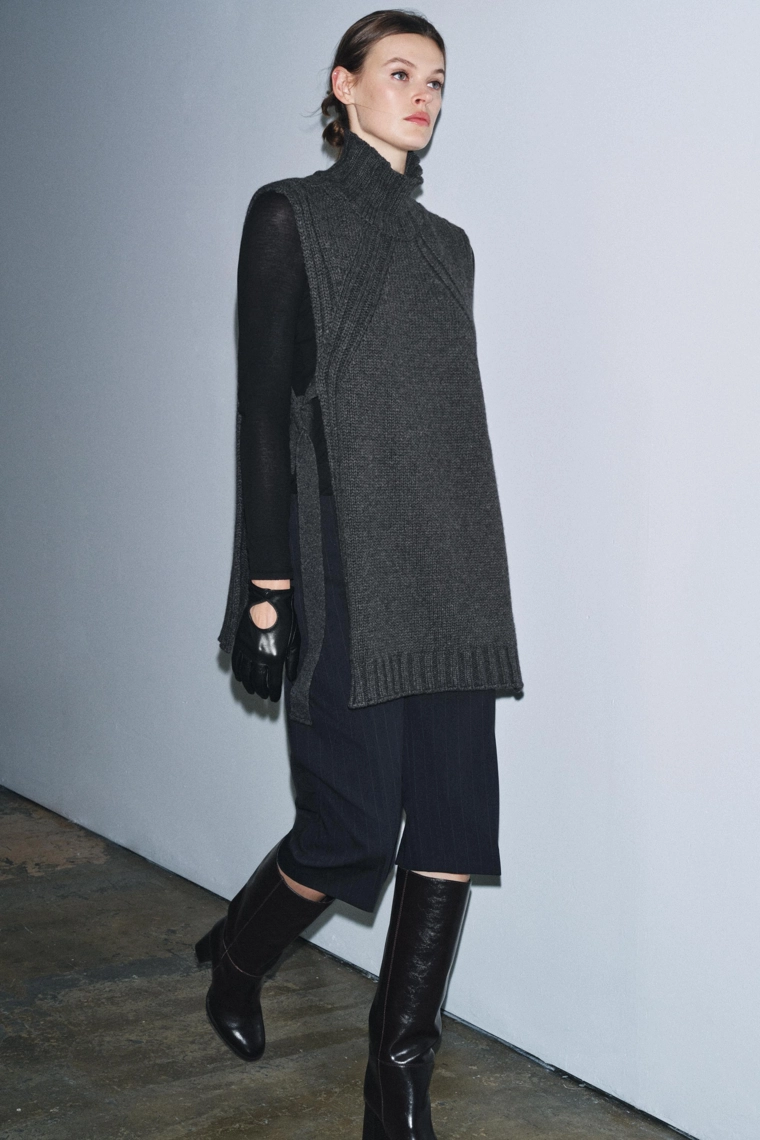 ТОП-ЖИЛЕТ ИЗ ШЕРСТИ С РАЗРЕЗАМИ