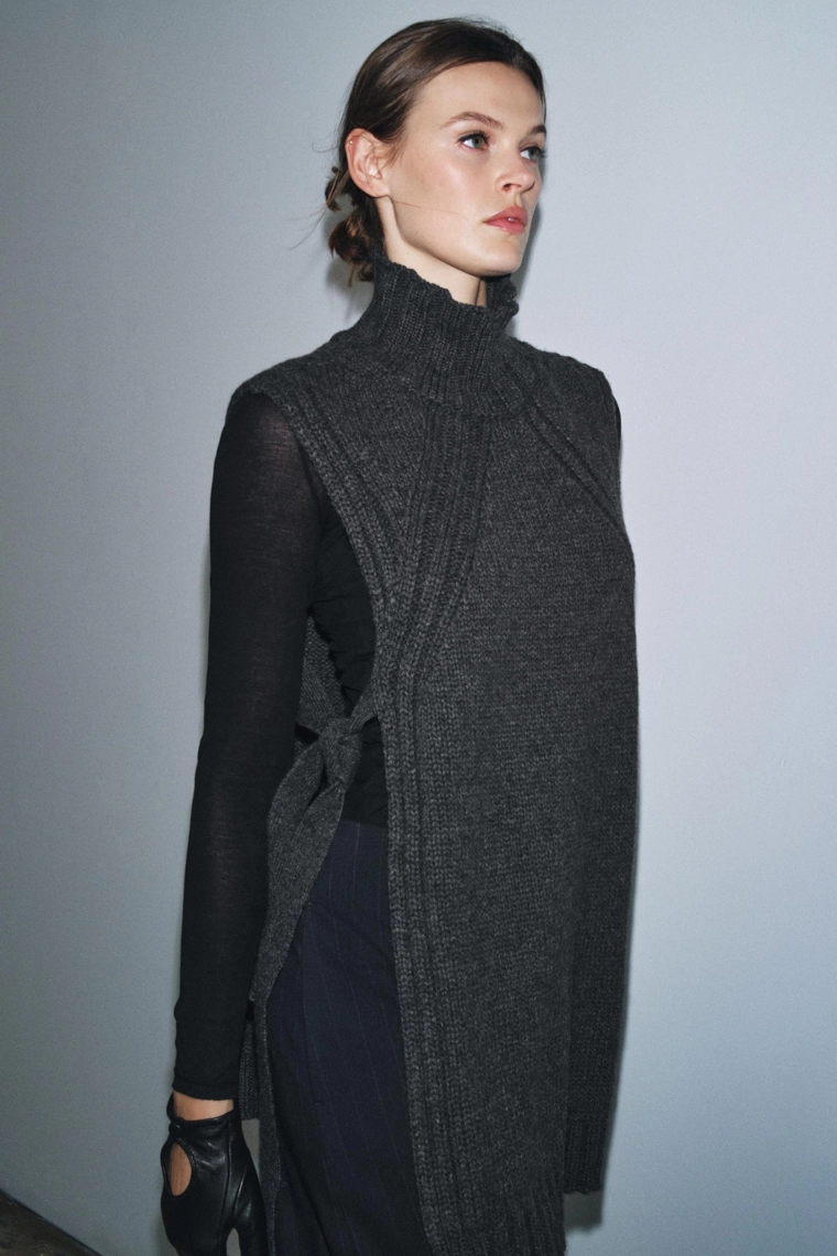 ТОП-ЖИЛЕТ ИЗ ШЕРСТИ С РАЗРЕЗАМИ