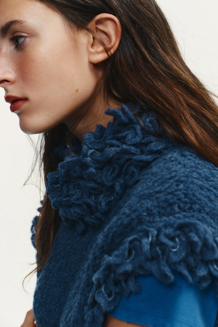 ТРИКОТАЖНЫЙ ТОП С БАХРОМОЙ