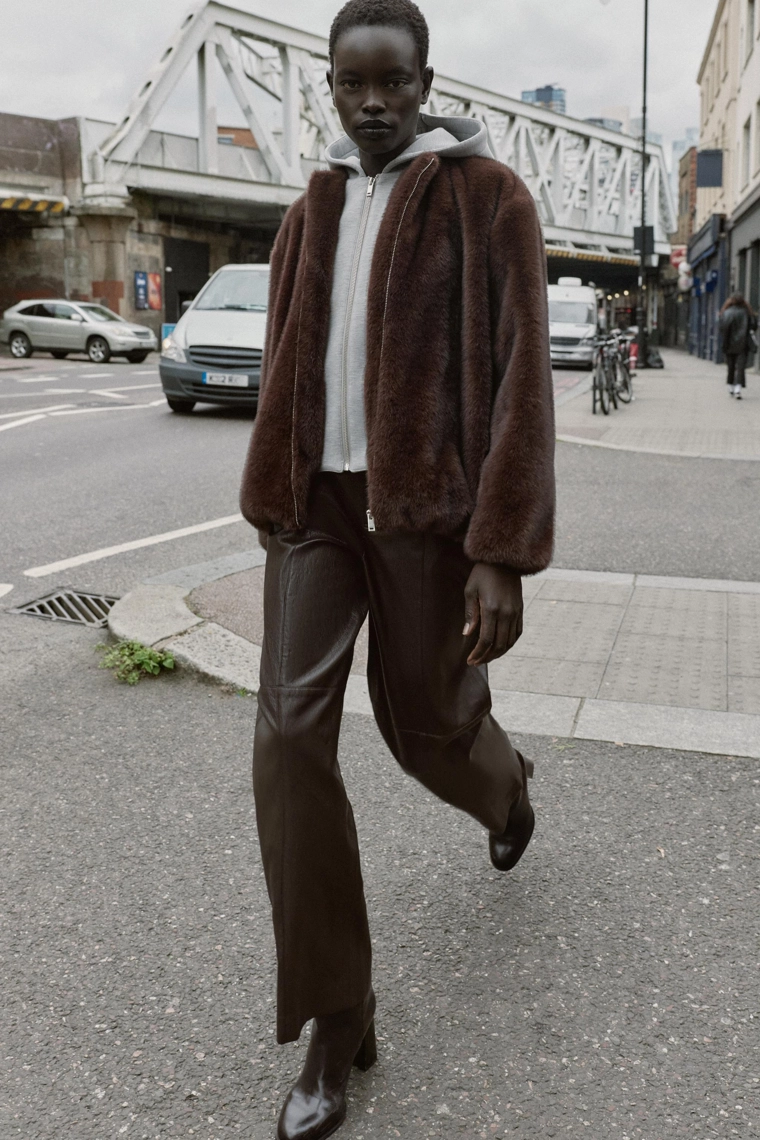 Пальто с капюшоном из искусственного меха