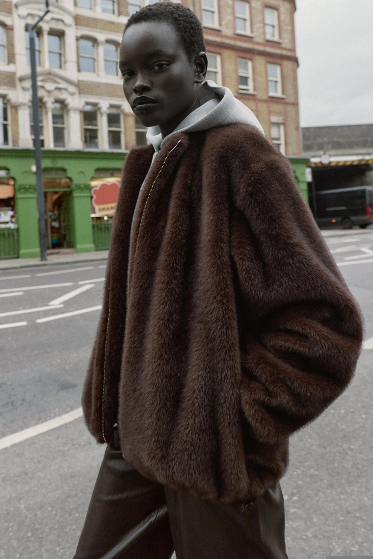 Пальто с капюшоном из искусственного меха