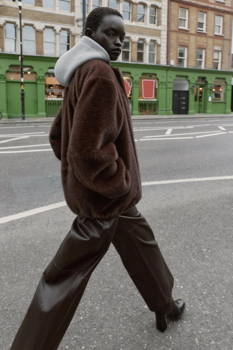 Пальто с капюшоном из искусственного меха