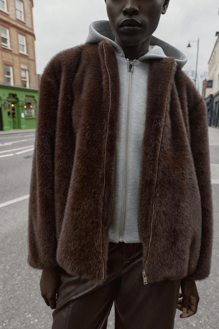 Пальто с капюшоном из искусственного меха