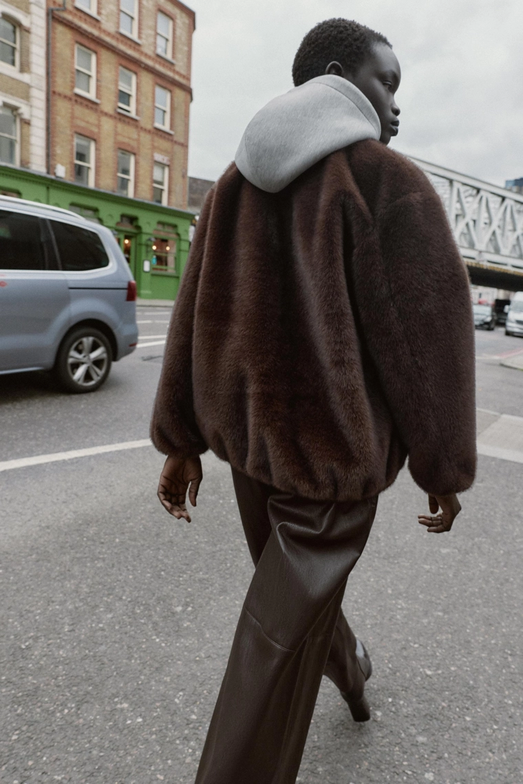 Пальто с капюшоном из искусственного меха